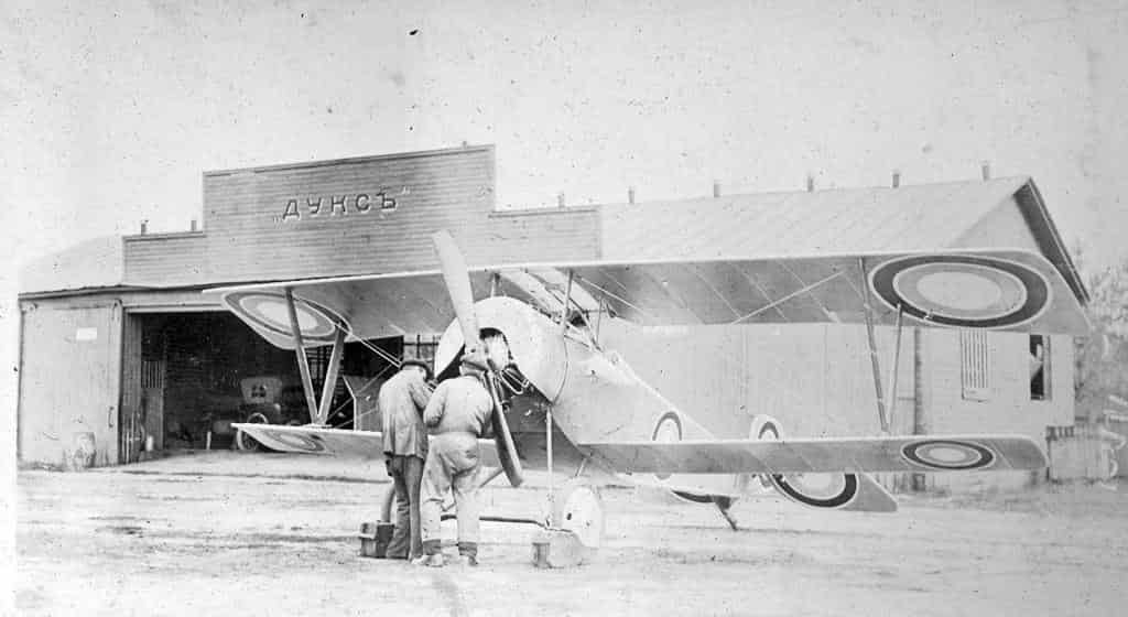 Истребитель «Ньюпор-21» постройки завода «Дукс» на Ходынском поле в Москве – 1916 г. Средняя часть верхнего крыла зашита целлулоидом, предположительно, самолет был вооружен синхронным пулеметом «Льюис» или «Гочкис»